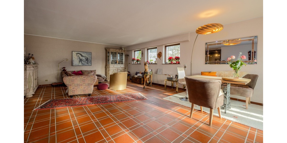 Geräumiges Wohnzimmer
