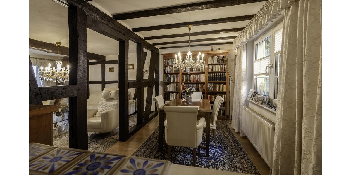 Esszimmer mit Bibliothek